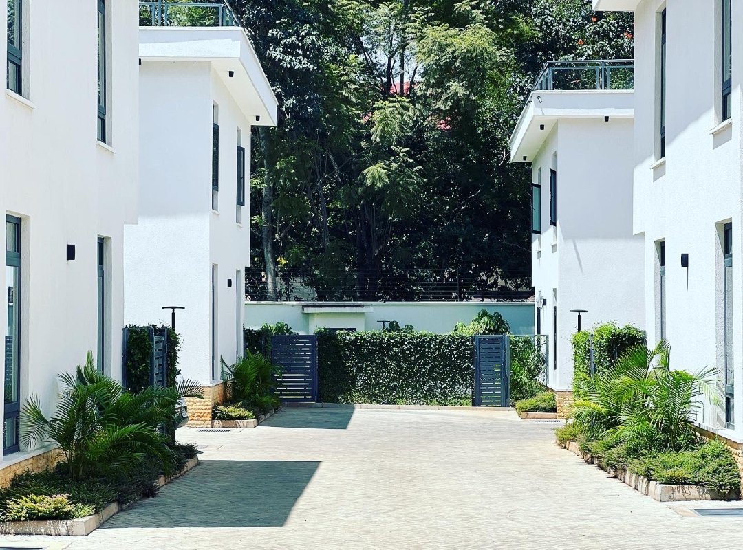 Magnificent 5 Bedrooms Villa All Ensuite with DSQ for Rent Lavington.