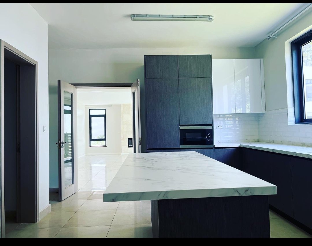 Magnificent 5 Bedrooms Villa All Ensuite with DSQ for Rent Lavington.